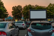 No es sólo para clientes. Autocine, hamburguesas y robots: la revolucionaria propuesta de una automotriz que capta los ojos del mundo