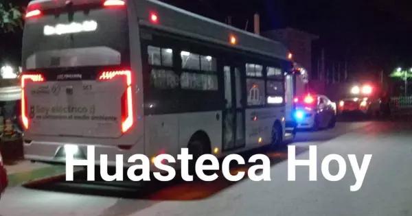 Dañan unidad de Red Metro con "poncha llantas"