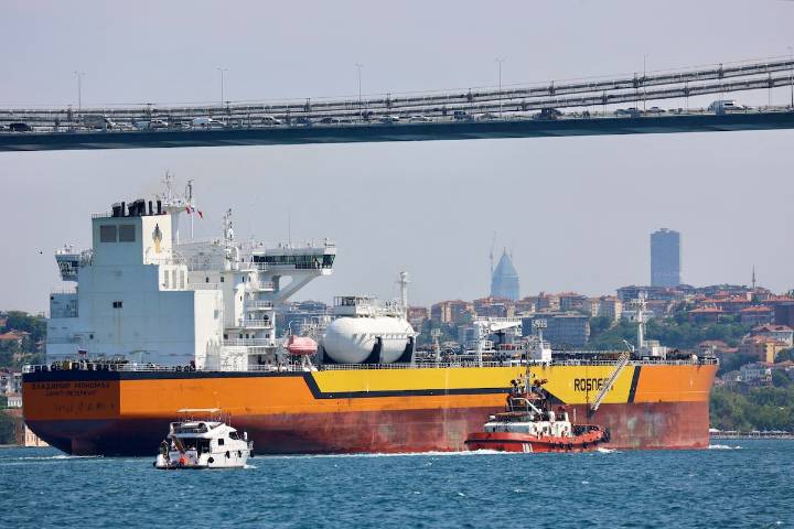 U.S. imposes new sanctions on Russia’s two biggest oil companies