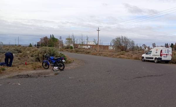 Motociclista al hospital tras chocar de frente con utilitario en una curva en el parque industrial de Trelew