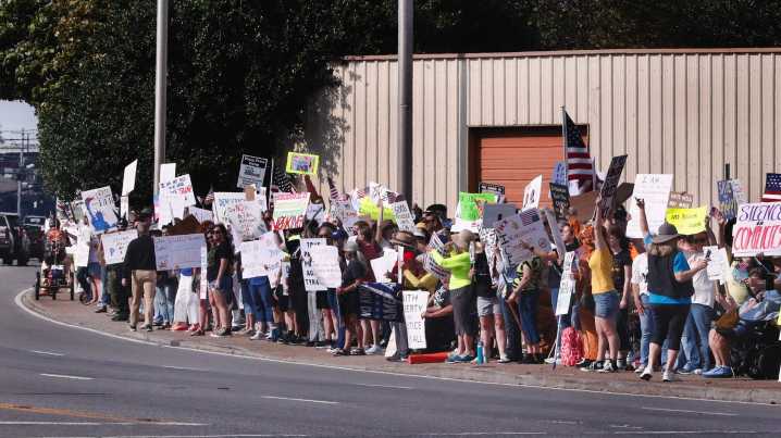 'No Kings' protest of Trump draws 1,800 in downtown Murfreesboro