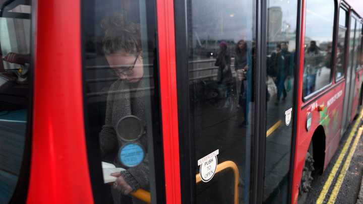 Despiden a un conductor de autobús por encerrar durante horas a un pasajero en un nuevo ataque racial en Londres