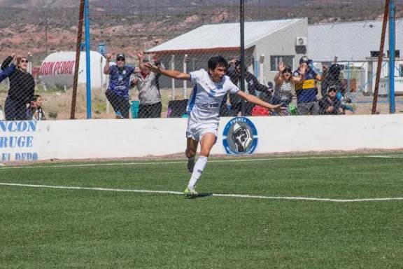 Deportivo Rincón aplastó 5-0 a Sportivo Las Parejas y avanza en el Federal A