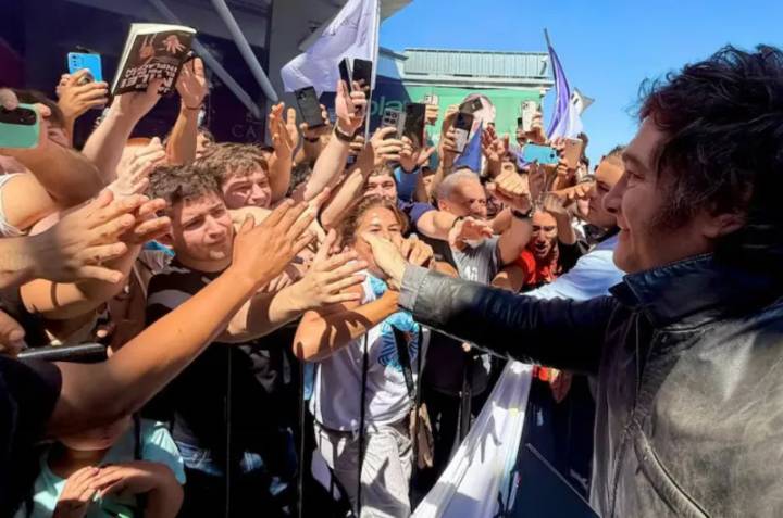 Javier Milei suspendió un acto de campaña en Santa Fe por incidentes: hay al menos tres detenidos