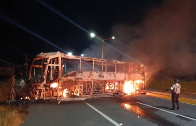 Amanece Zacatecas en medio de bloqueos carreteros y quema de vehículos