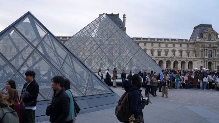 Reabre el Museo Louvre tres días después del robo de joyas de la corona francesa