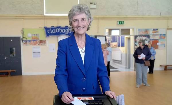 Catherine Connolly ganó las elecciones presidenciales de Irlanda