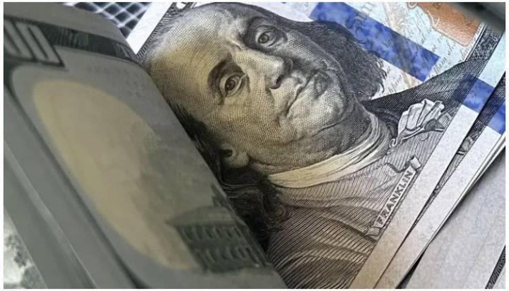 El dólar se desplomó y bajó $35 este martes tras los anuncios de Javier Milei