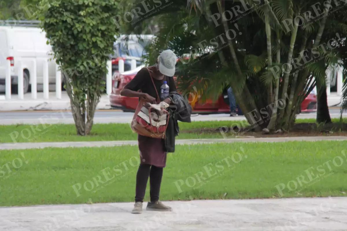 Más de 300 días viviendo en el aeropuerto de Cancún: Laure, la turista estadounidense sufre deterioro de su salud física y mental