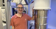 "Soy de los pocos investigadores en el mundo que investigan con los chips cuánticos premiados en los Nobel"