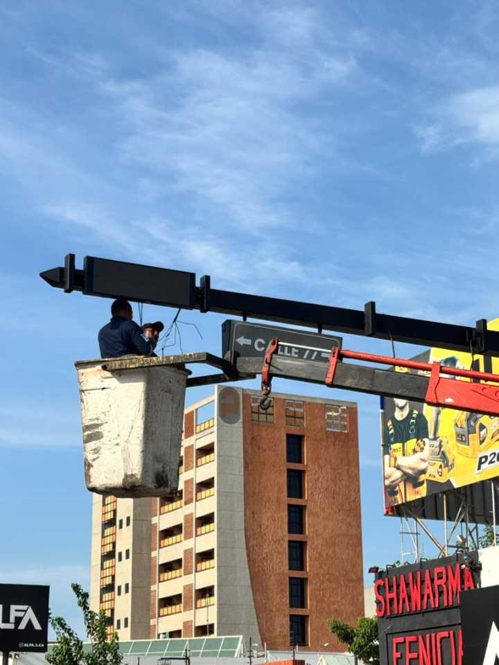 ¡Revolución en las calles! Se instalan 60 semáforos LED en solo una semana.