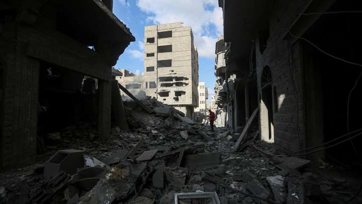Once personas, entre ellas siete menores, mueren en un nuevo un ataque israelí contra un minibús en Gaza pese al alto el fuego