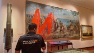 Dos activistas de Futuro Vegetal arrojan pintura roja a un cuadro de Colón en el Museo Naval de Madrid