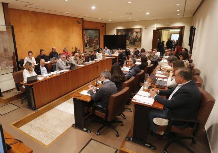 PP, Vox y Podemos rechazan la subida del agua en Avilés para 2026