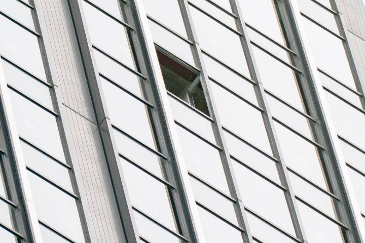 Glass window falls 400 feet from NYC skyscraper onto Midtown street