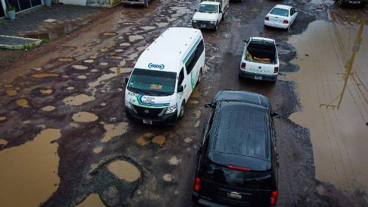 Transportistas pactan con autoridades bacheo en la carretera Tulancingo