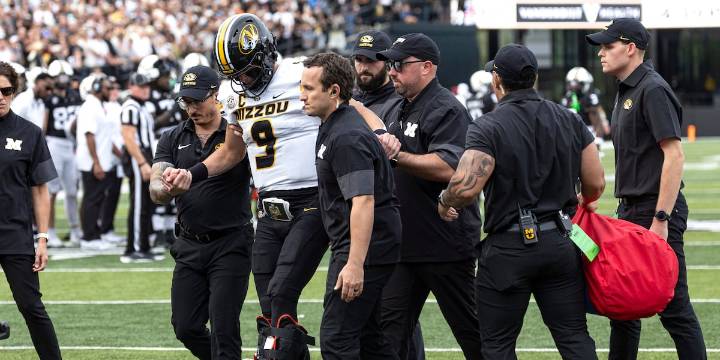 No. 10 Vanderbilt edges No. 15 Missouri; Pribula carted off the field with injury