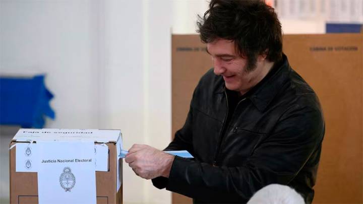 Votó Javier Milei, saludó a la gente, pero evitó dar declaraciones a la prensa