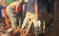 Bomberos laboran en el rescate de un obrero soterrado tras ceder muro en colonia capitalina