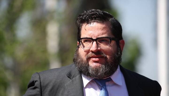 Asesor de Kast aclara controversia por columna y afirma que en "ningún caso" todos los funcionarios son "párasitos" del Estado