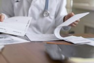 Dolor de cabeza y de barriga, notar falta de aire, orinar con frecuencia... síntomas frecuentes que conviene vigilar