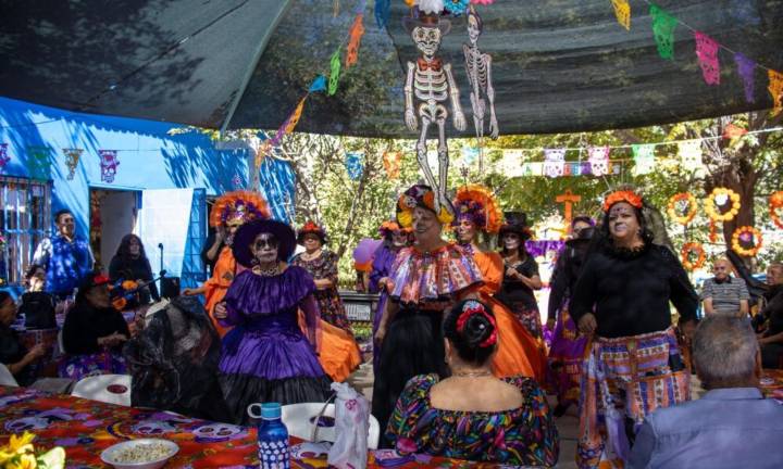 Presentan integrantes de las Casas de los Abuelos exhibición de altares de muertos