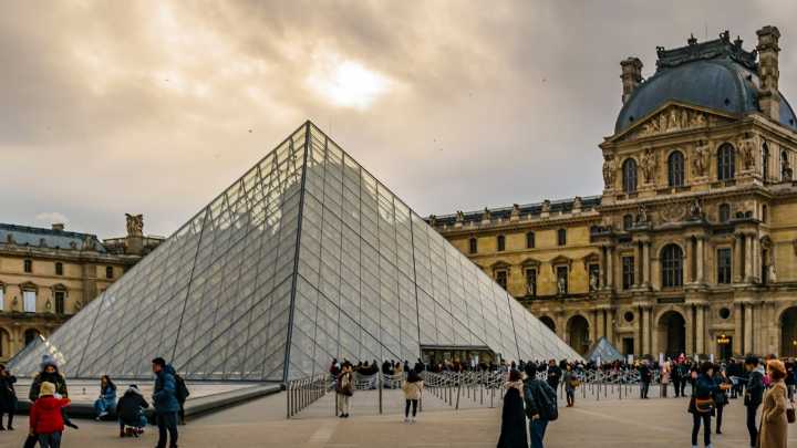 Un atraco histórico de nueve joyas en el Louvre lleva al cierre del museo parisino durante todo el día