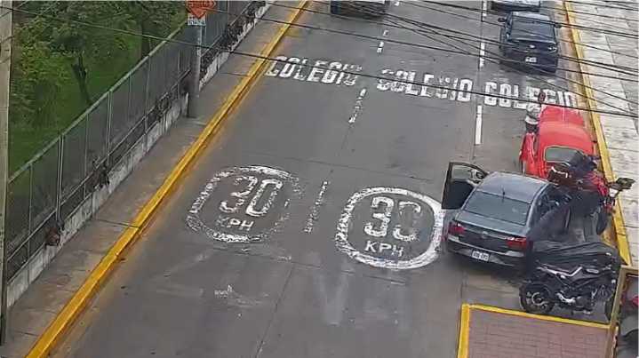 San Isidro: Chofer pierde control de su auto, embiste moto y choca contra dos vehículos (IMPACTANTE VIDEO)