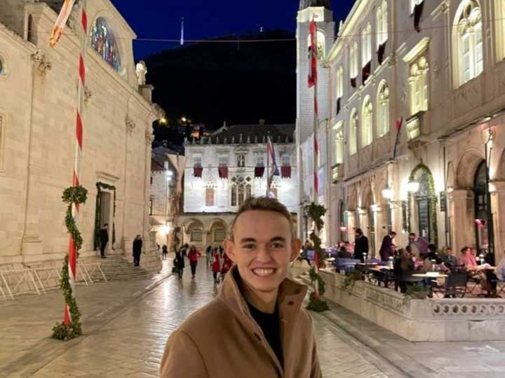 “Me dije a mí mismo que ya no podía más”: un estadounidense revela cómo estudiar en Bélgica le hizo ahorrar miles de dólares