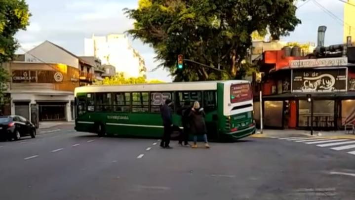 Susto en Villa Ortúzar: un colectivo perdió una rueda y quedó atravesado sobre Álvarez Thomas