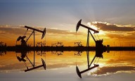 Oil falls as traders focus on surplus and US