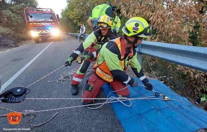 Rescatan a un motorista que cayó por un terraplén y sufrió varias fracturas en un pueblo de Toledo