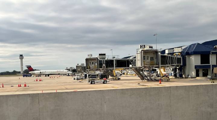 How is Huntsville airport handling the government shutdown?