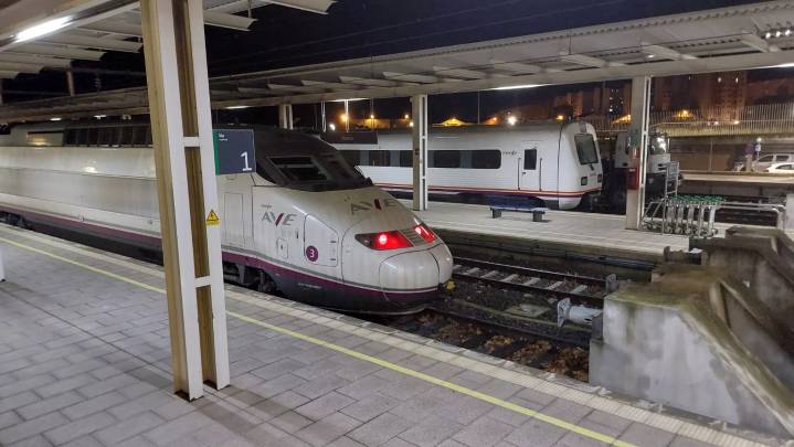 El AVE llega con "sólo" media hora de retraso pero no abre las puertas en Tardienta y los que se iban a apear siguen hasta Huesca