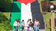 Una bandera en el campus de Elviña por la resistencia palestina