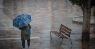 La lluvia hace acto de presencia en Granada y deja abnegaciones en varios puntos de la capital