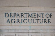 USDA alerta sobre el retiro de alimentos incluidos en programas federales escolar por riesgo de listeria