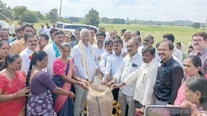 Only TG govt purchases paddy directly from farmers: Srihari