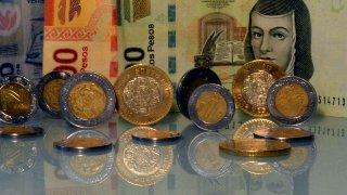 Peso retrocede en el inicio de la semana