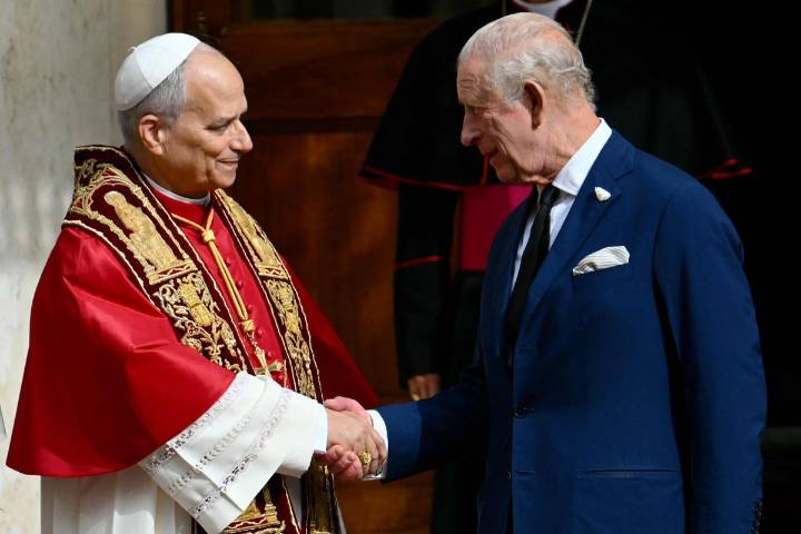 El rey Carlos III participa en histórico rezo junto al papa León XIV