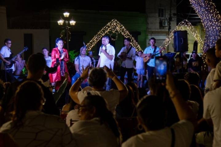 En San Juan inauguran la Navidad con encendido de luces en la Plaza Antonio Díaz
