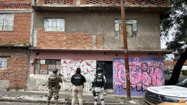 Catean vivienda en la Obrera; aseguran droga y detienen a cuatro