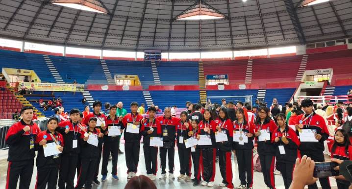 Iqueños consiguen 16 medallas en torneo internacional de kickboxing en Cusco