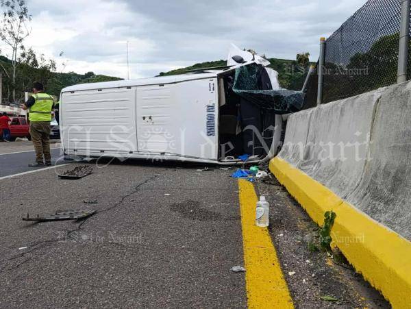 Volcadura de combi deja 14 lesionados a la altura de El Pichón