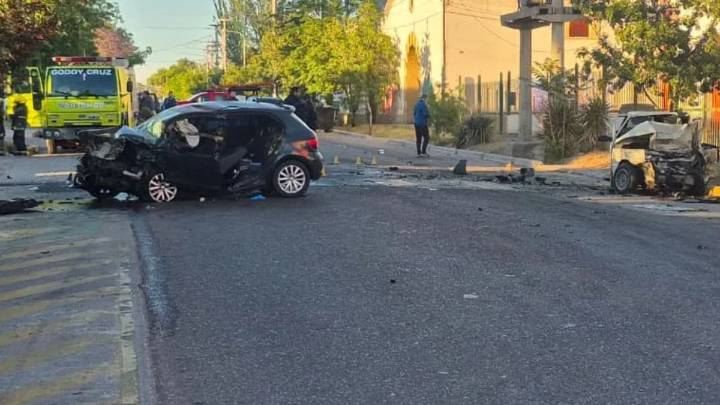 Un hombre murió en un accidente frontal entre dos autos y otro joven quedó herido de gravedad