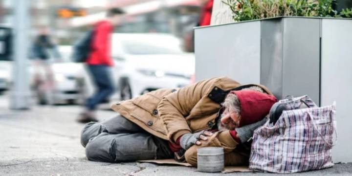 Un hombre de 32 años con dos licenciaturas y tres maestrías renuncia a una vida de lujo y pasa a vivir en la calle con poco más de 10 euros al mes