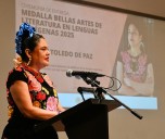“Dedico esta medalla las mujeres que me enseñaron a trenzar las palabras que habitan mi corazó...