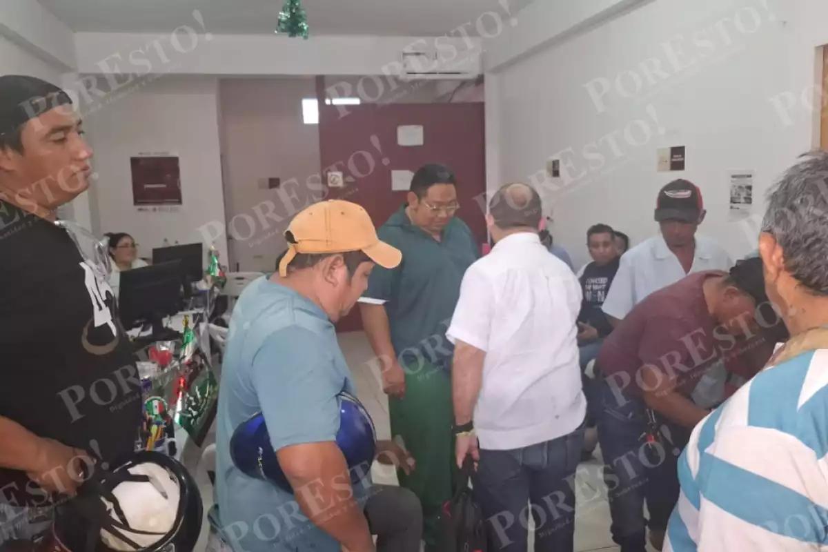 “Ya basta de piratas”: Moto taxistas acorralan a funcionario estatal en Hecelchakán