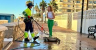 Fuengirola retoma el plan adicional de limpieza de manchas persistentes en la vía pública
