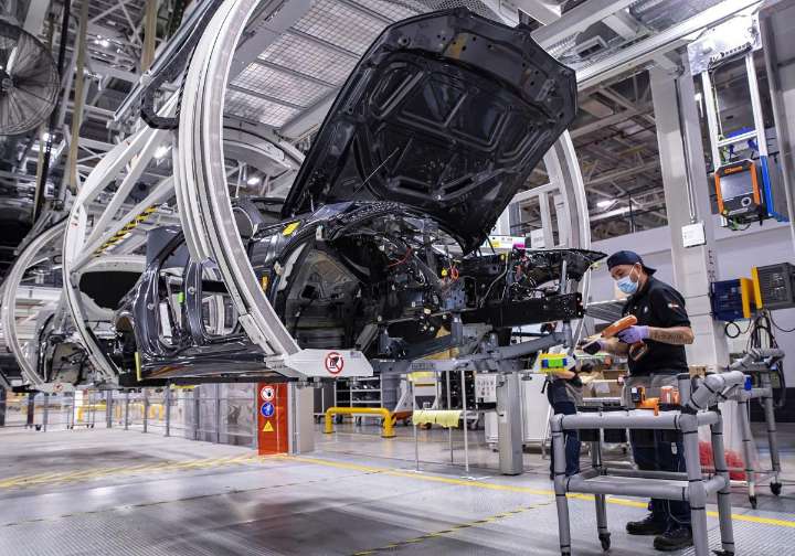 Los fabricantes europeos de automóviles advierten de «paradas inminentes» en las líneas de montaje por la falta de chips